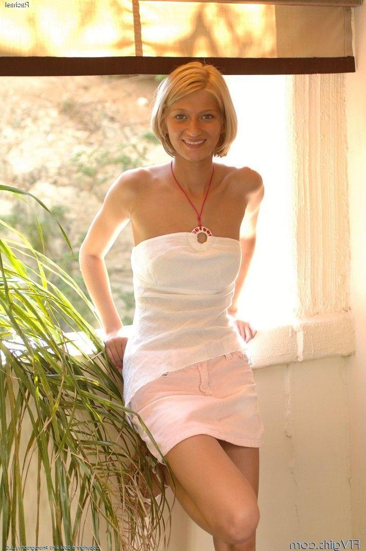 20P Pictures of Rachael teasing with her hot body