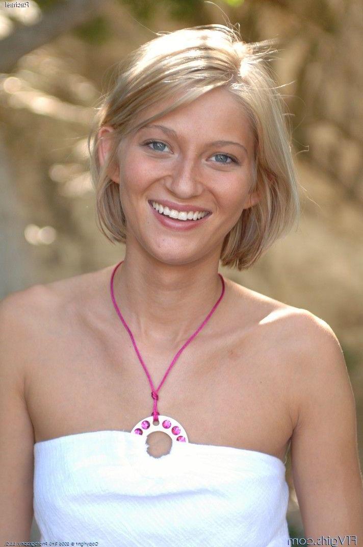 20P Pictures of Rachael teasing with her hot body