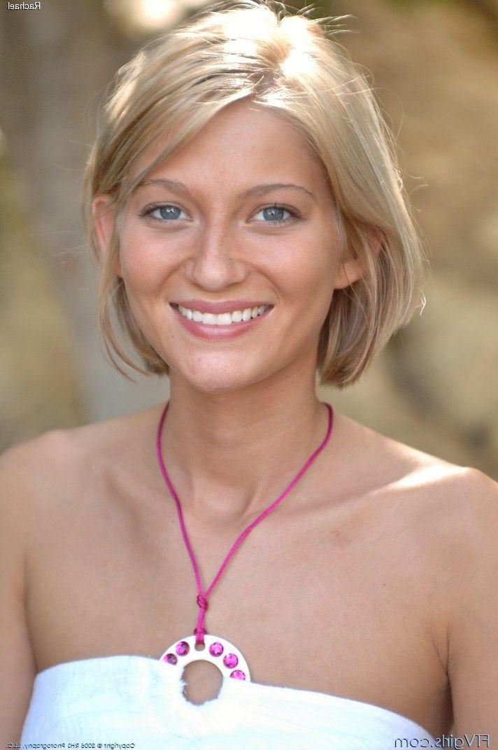 20P Pictures of Rachael teasing with her hot body