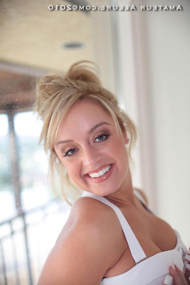 16P Busty blonde Nicole gives a great blowjob and swallows
