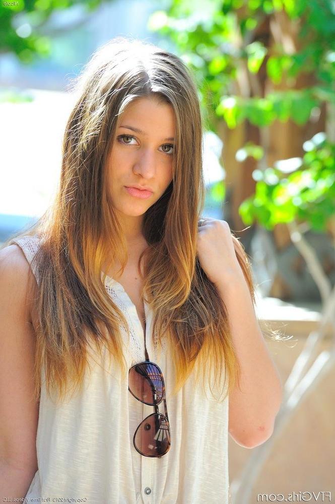 16P Hot teen girl Nicole takes a moment to shwo you her perfect teen body
