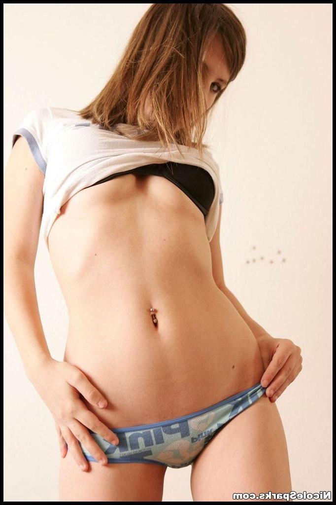 16P Nicole shows us how sexy she is