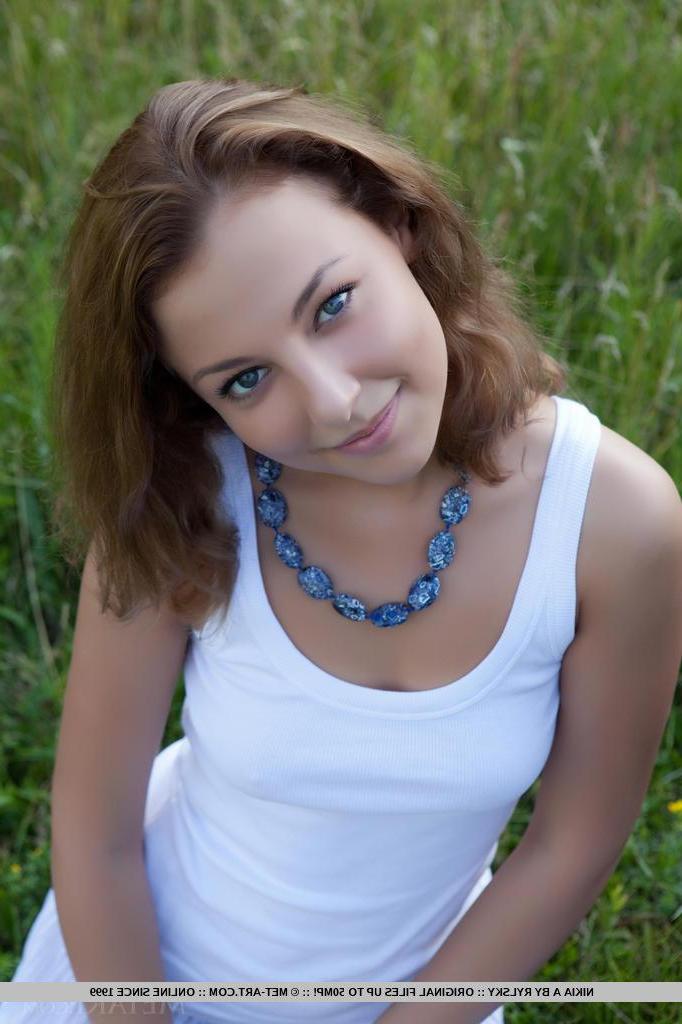 18P Stunning teen girl Nikia A gets naked outside and invites you to join