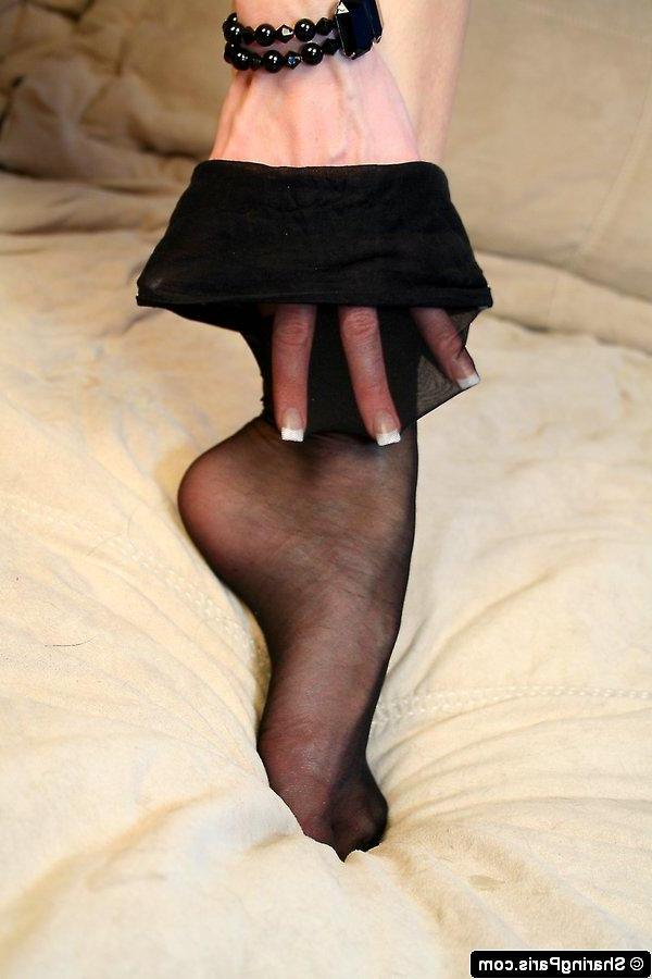 16P Pictures of Sharing Paris all tied up in bed
