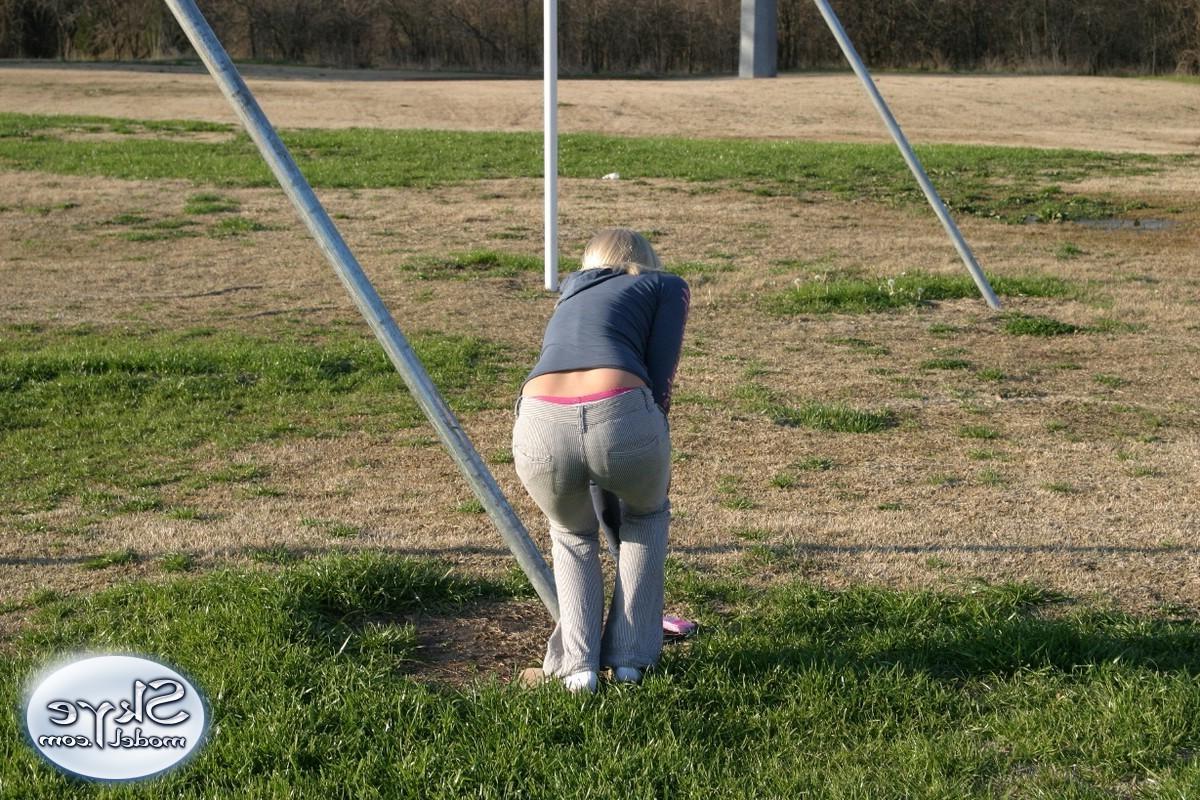 12P Skye Model zeigt ihren straffen Teenager-Körper, während sie auf dem Spielplatz in der Nachbarschaft herumspielt