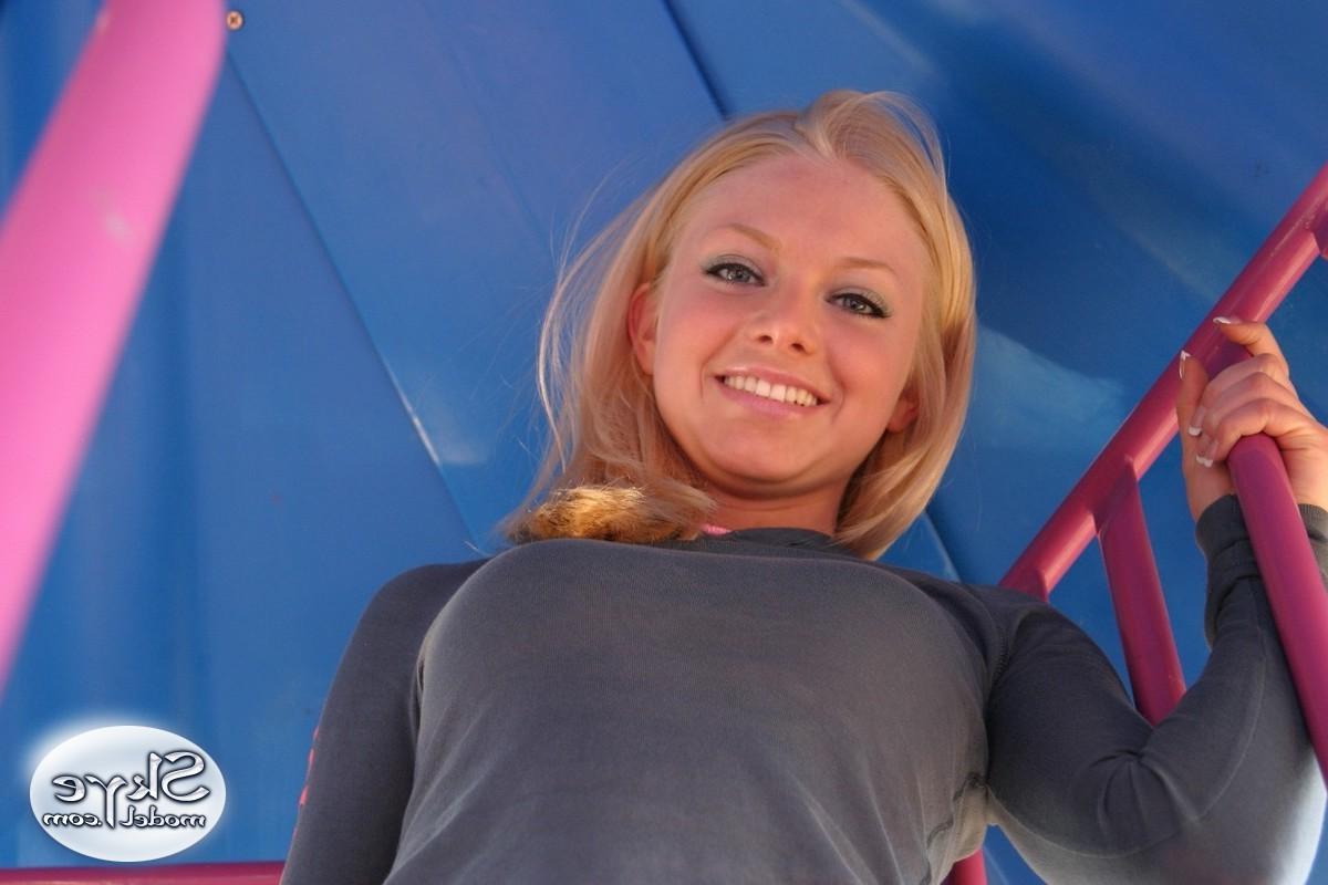 12P Skye Model zeigt ihren straffen Teenager-Körper, während sie auf dem Spielplatz in der Nachbarschaft herumspielt