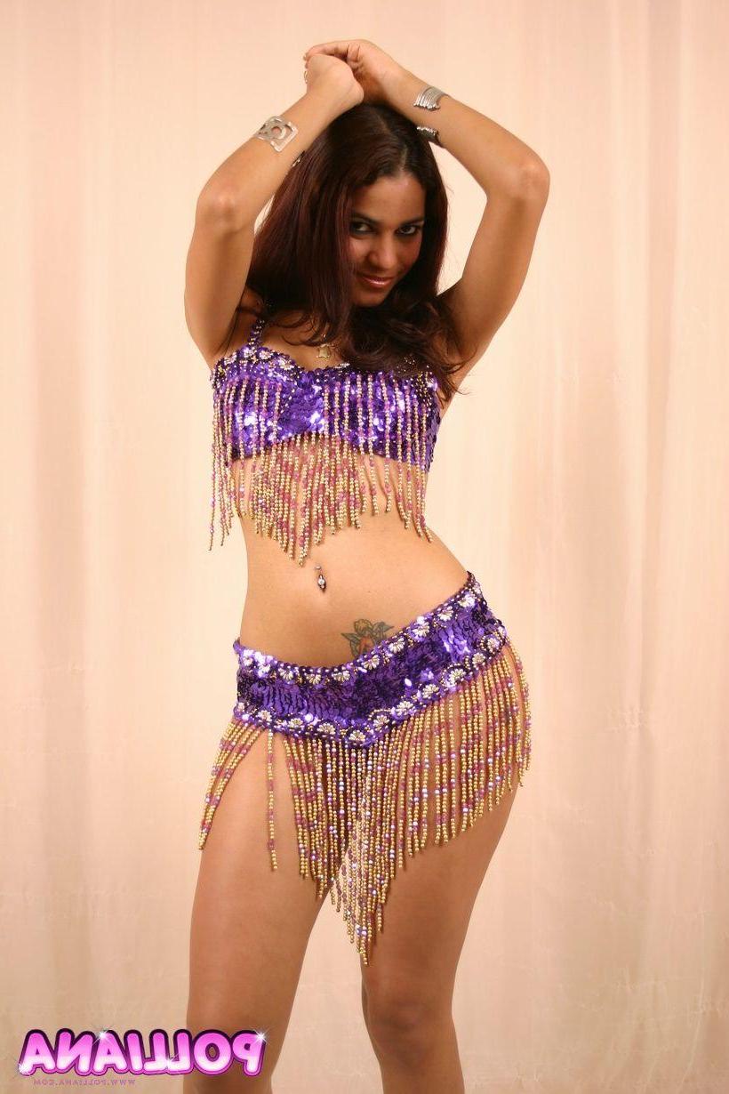 15P Pictures of Polliana showing off her hot body