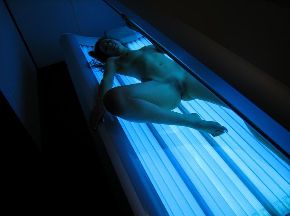 20P Pictures of teen babe Pretty Marie getting a full body tan