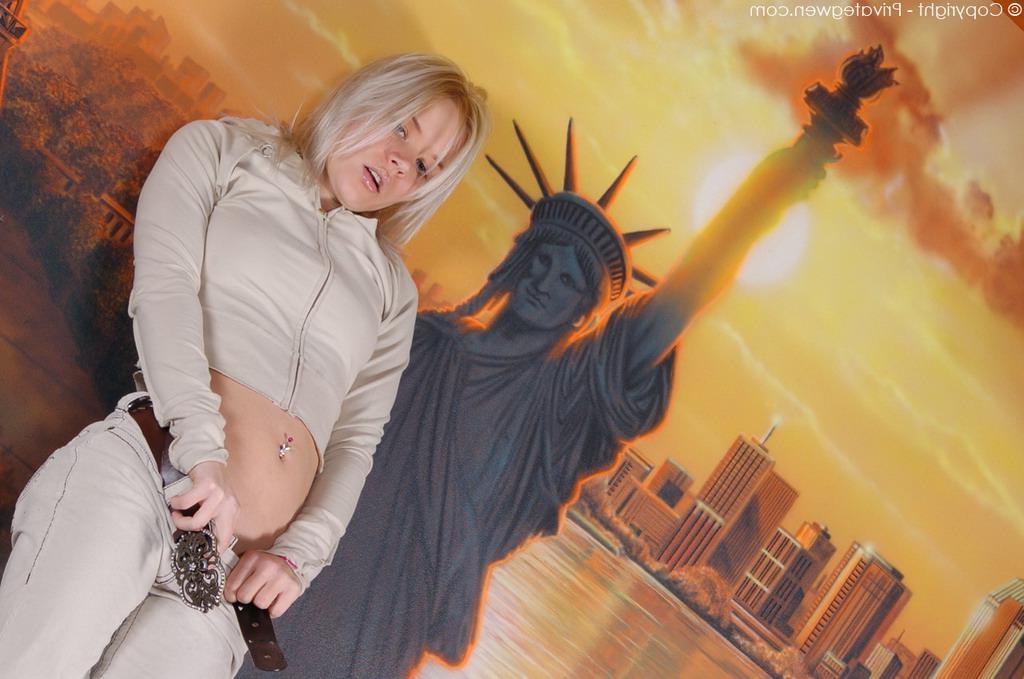 16P Pictures of Private Gwen exposing her naked body
