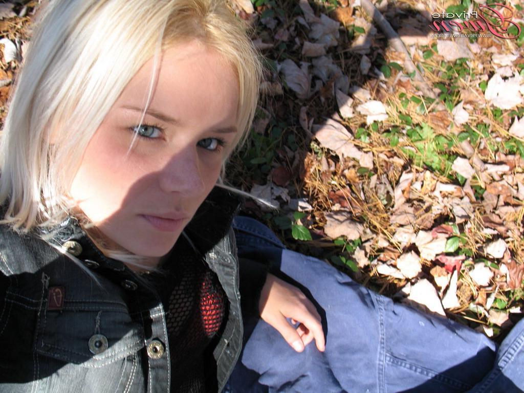 16P Pictures of teen babe Private Gwen getting some hot sex outside