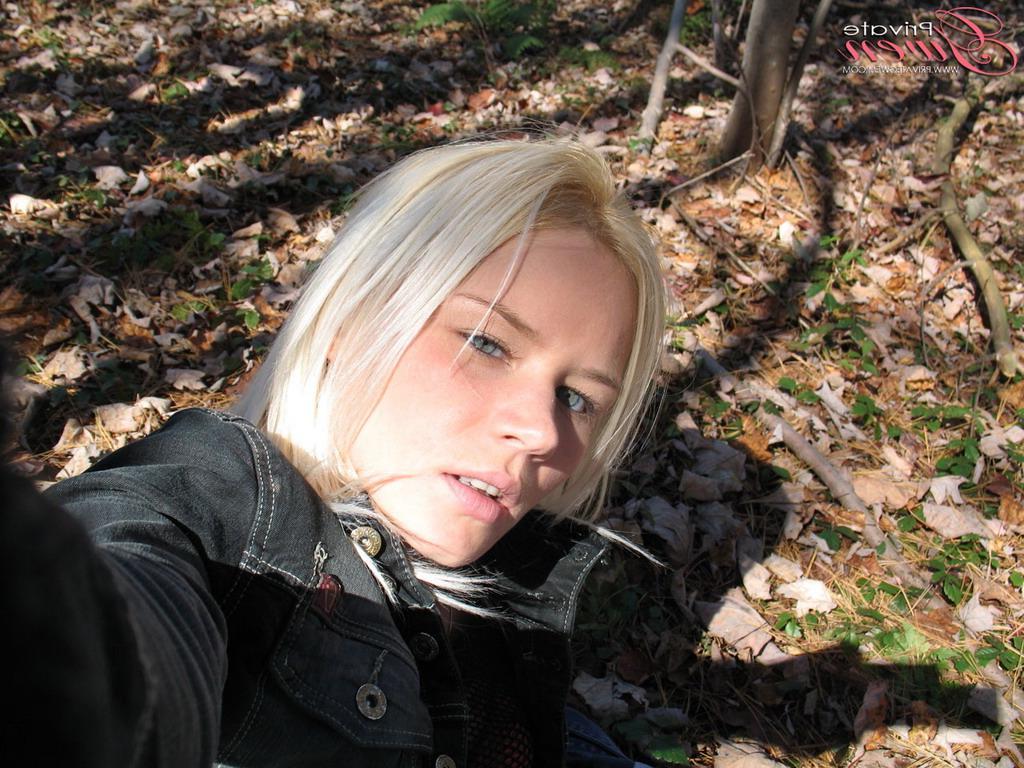 16P Pictures of teen babe Private Gwen getting some hot sex outside