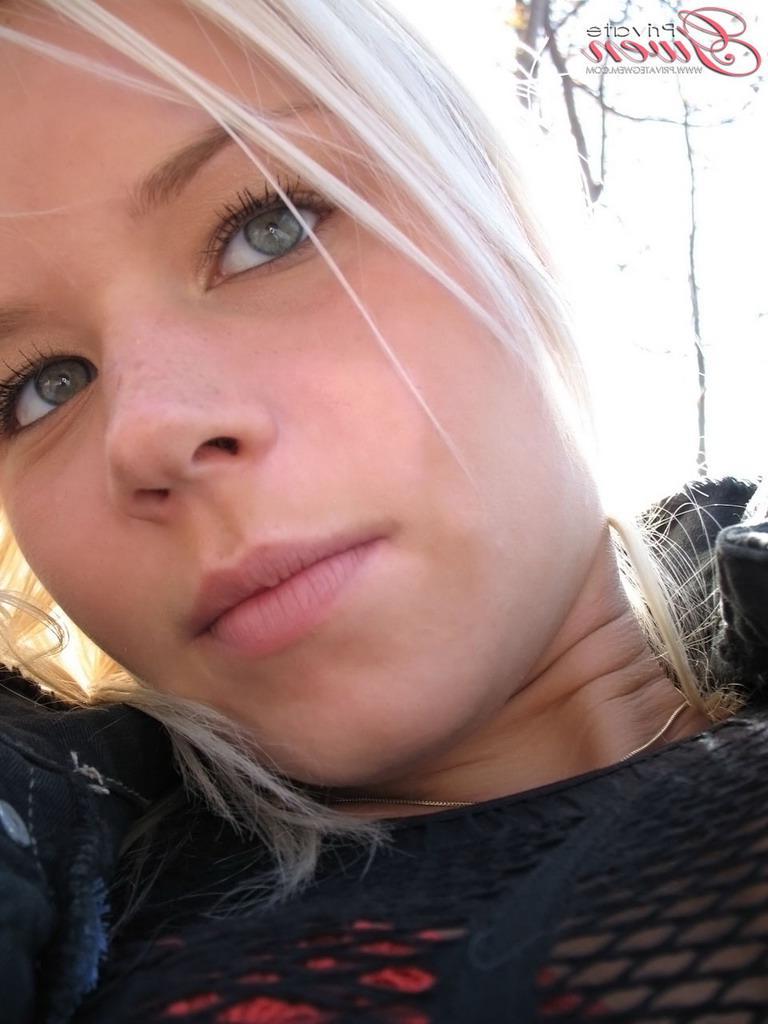 16P Pictures of teen babe Private Gwen getting some hot sex outside