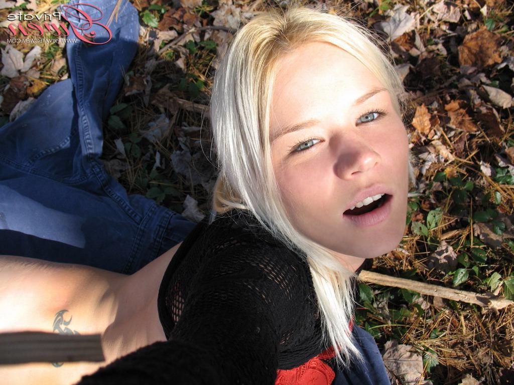 16P Pictures of teen babe Private Gwen getting some hot sex outside