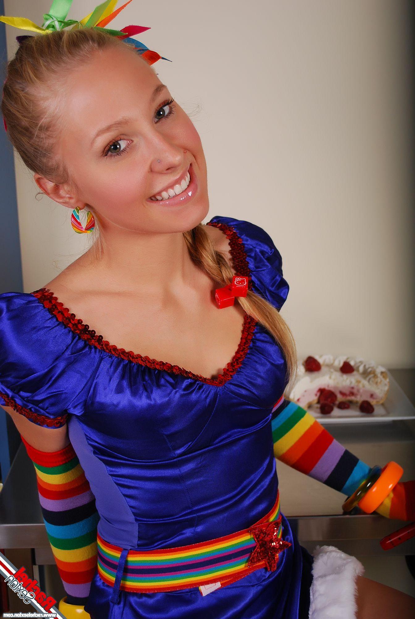 16P Pictures of teen cutie Rachel Sexton showing her hot body