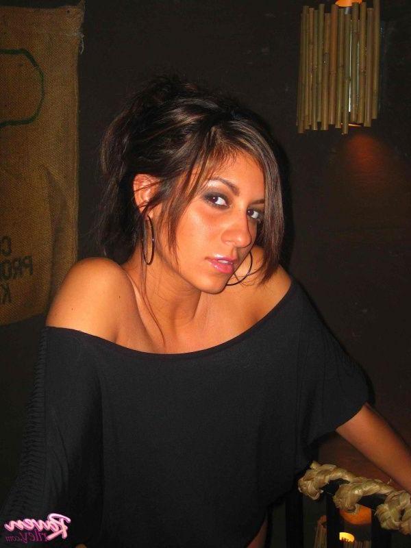 20P Pictures of teen nympho Raven Riley showing her hot body