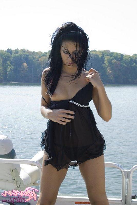 20P Pictures of Raven Riley rubbing her pussy on a boat