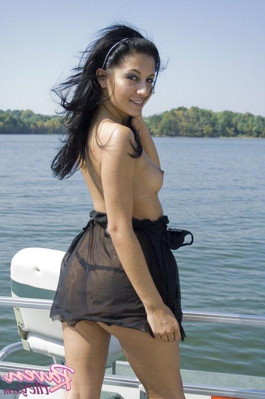 20P Pictures of Raven Riley rubbing her pussy on a boat