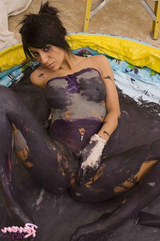 20P Raven Riley paints her naked body