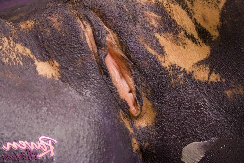 20P Raven Riley paints her naked body