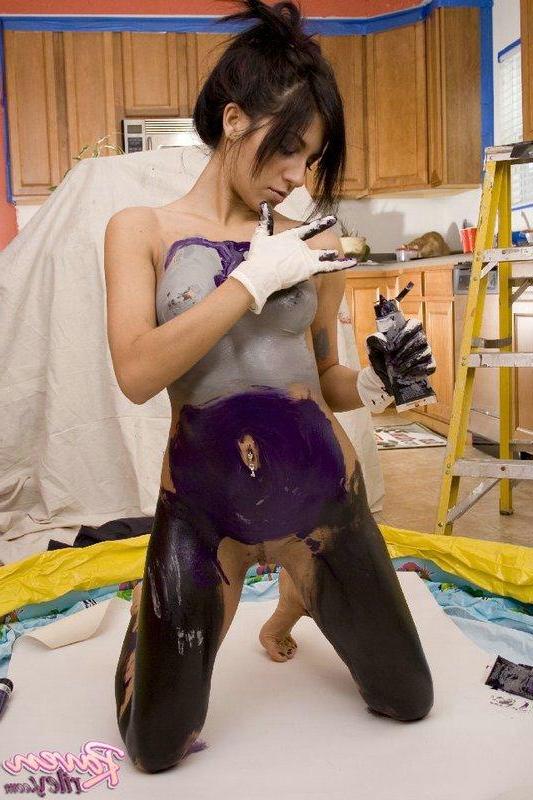 20P Raven Riley paints her naked body