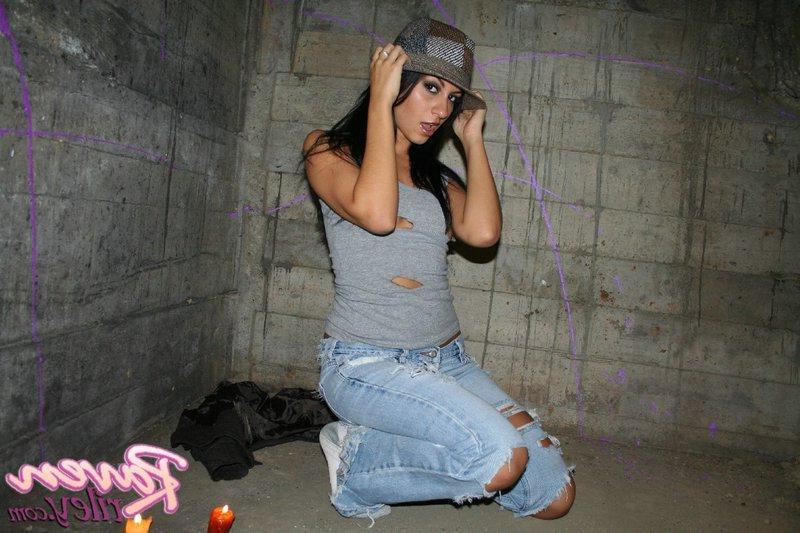 16P Raven in jeans and a hat