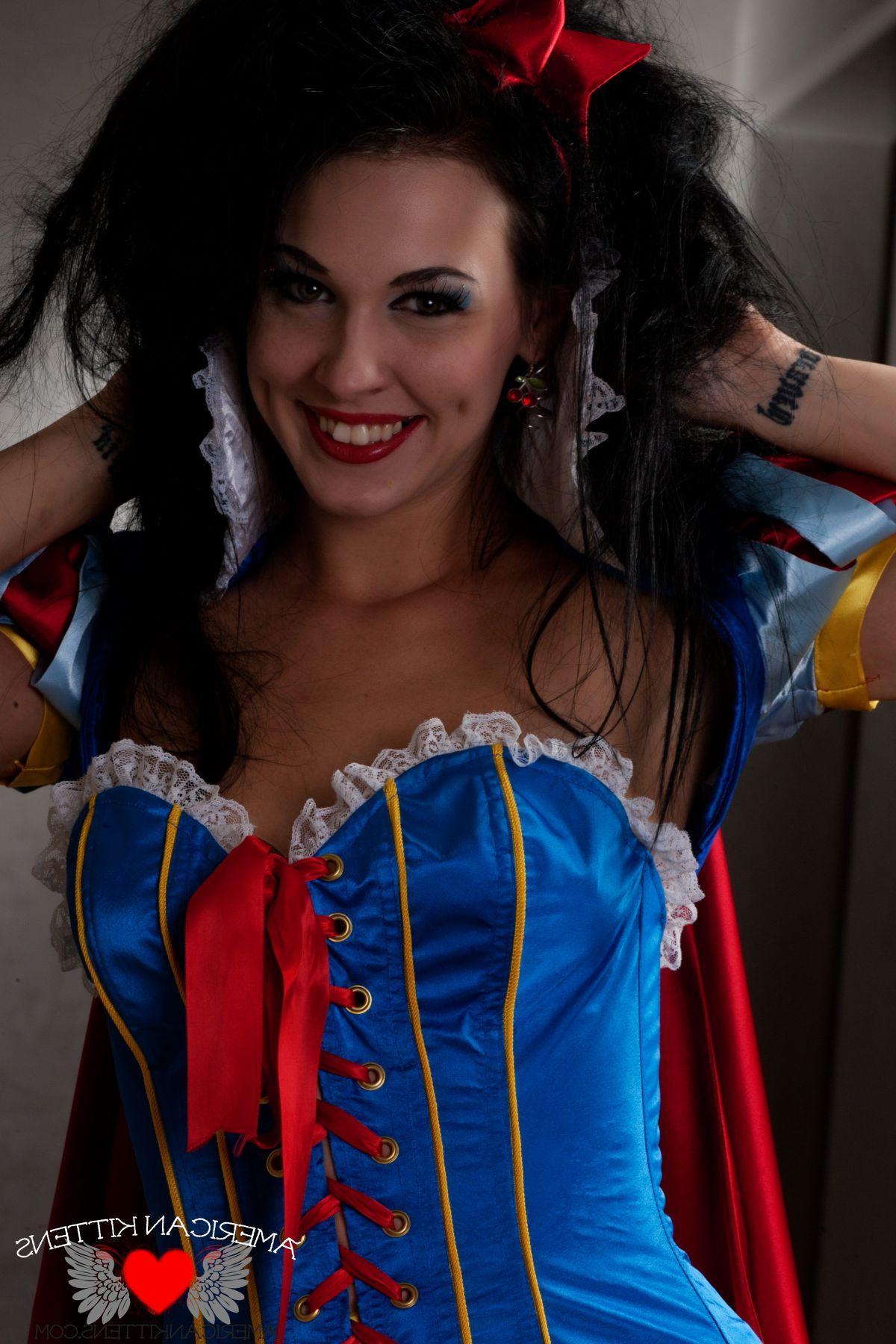 17P Pictures of Reanna Mae giving you a sexy Snow White cosplay set