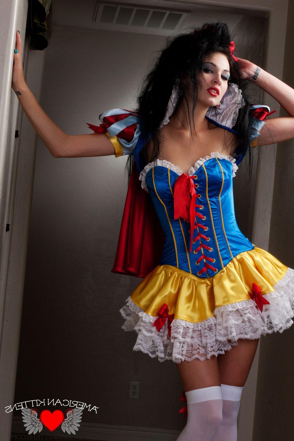 17P Pictures of Reanna Mae giving you a sexy Snow White cosplay set