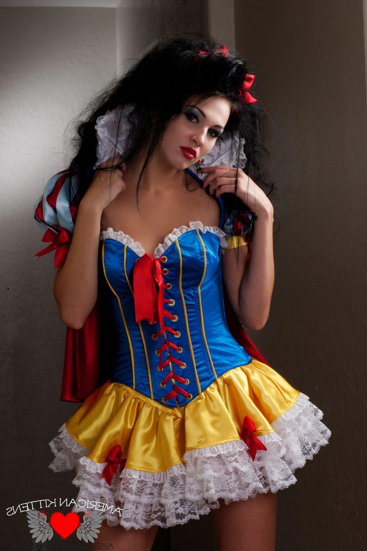 17P Pictures of Reanna Mae giving you a sexy Snow White cosplay set