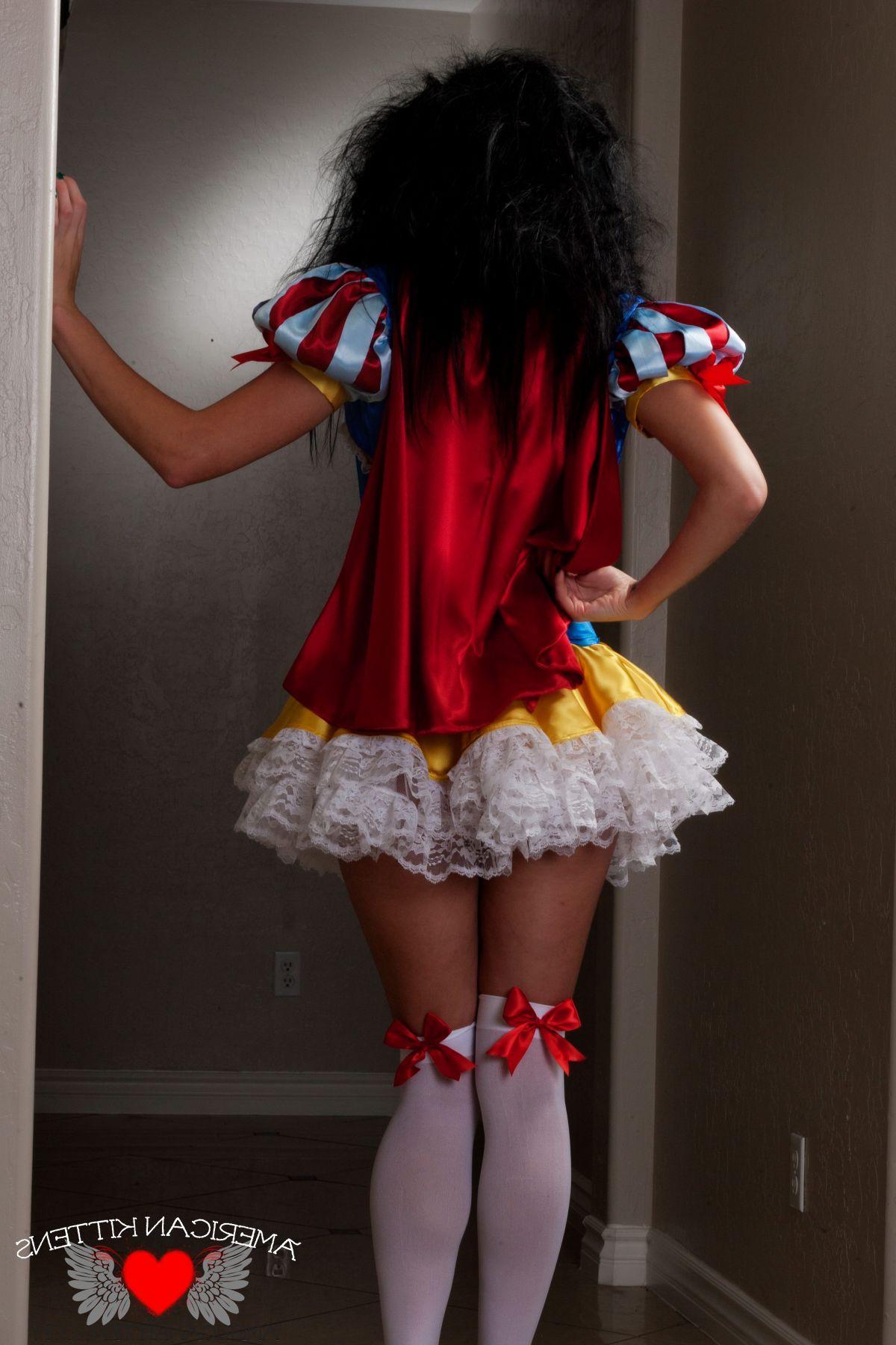 17P Pictures of Reanna Mae giving you a sexy Snow White cosplay set