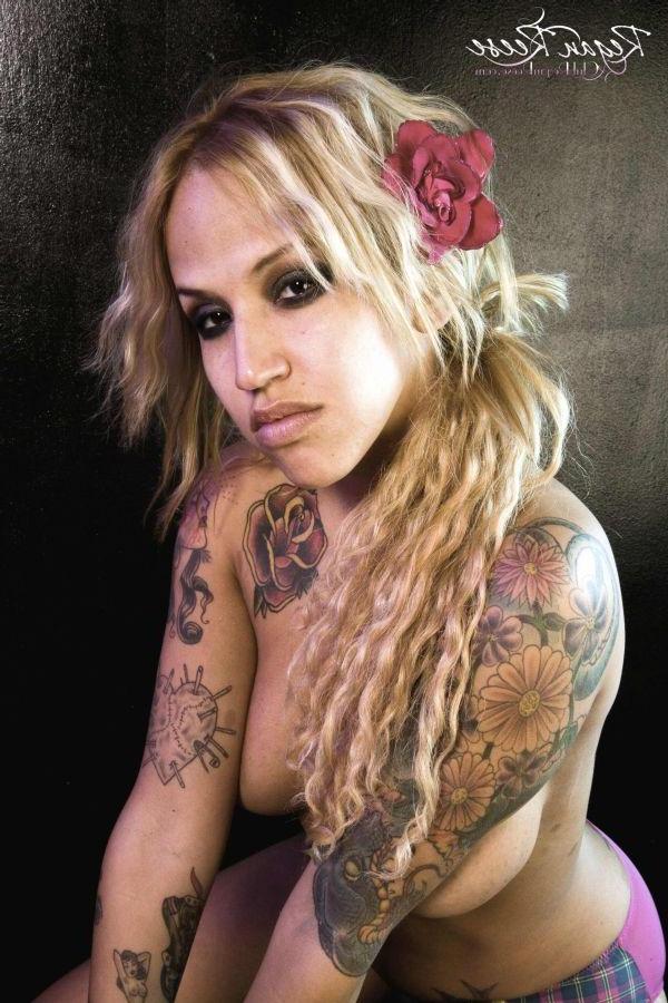 15P Pictures of Regan Reese playing with her hot tattooed body