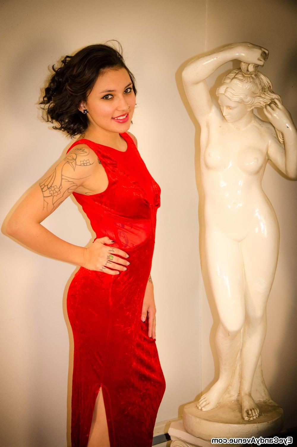 16P Alternative girl Reyna gets sexy with a statue