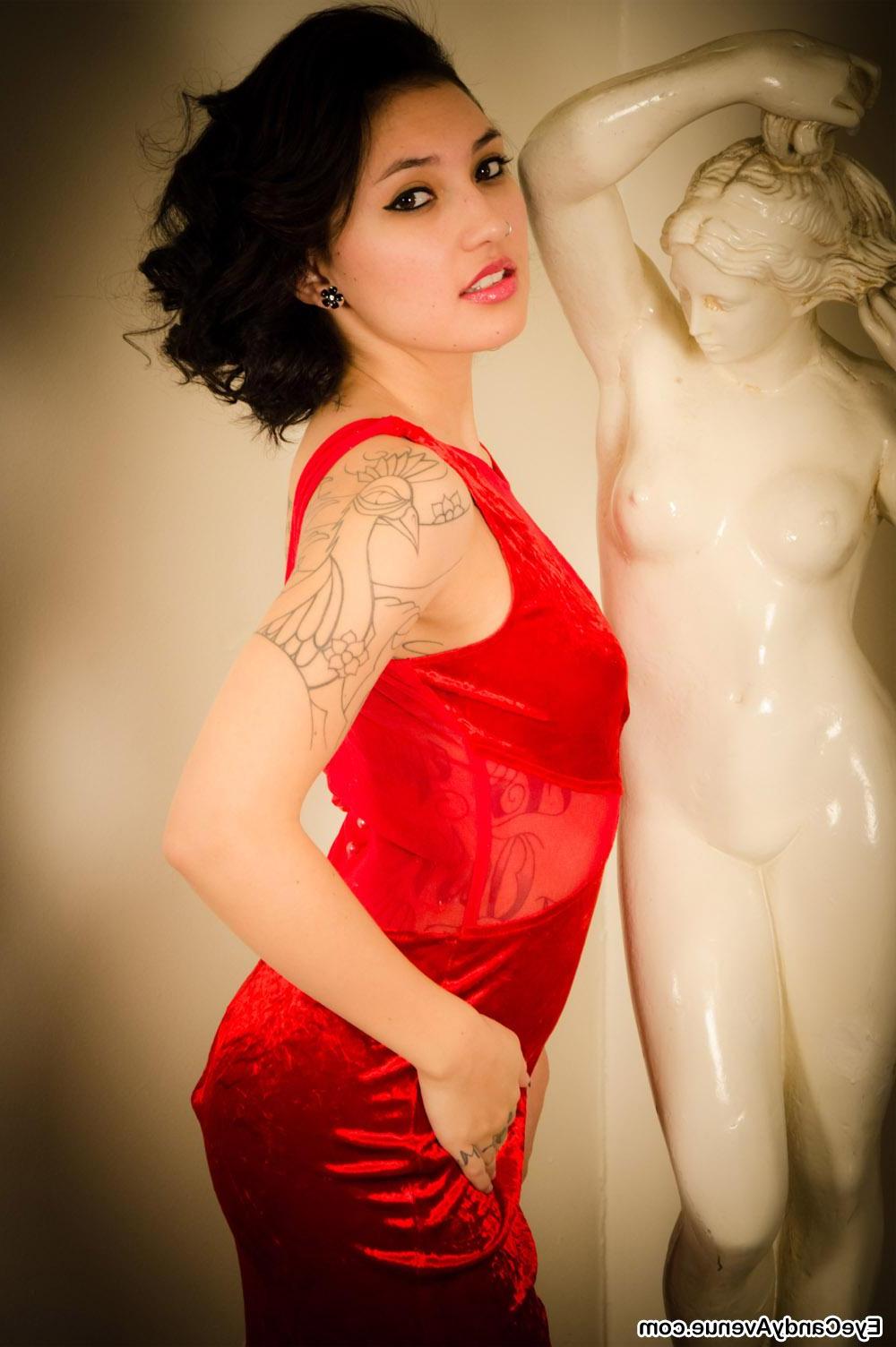 16P Alternative girl Reyna gets sexy with a statue