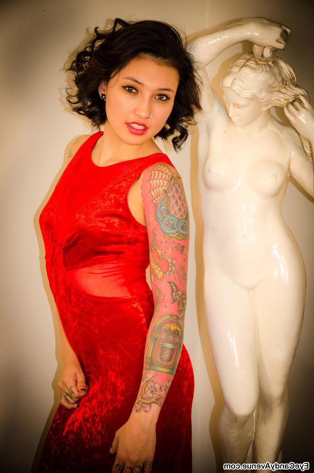 16P Alternative girl Reyna gets sexy with a statue