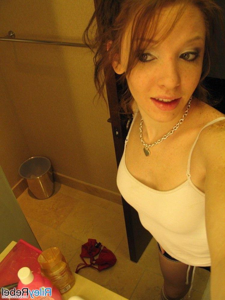 15P Pictures of Riley Rebel taking sexy pics of herself