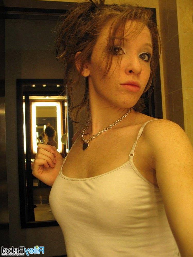 15P Pictures of Riley Rebel taking sexy pics of herself