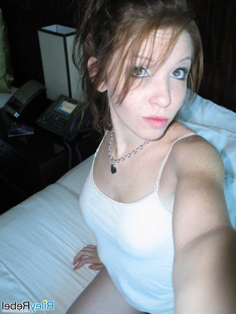 15P Pictures of Riley Rebel taking sexy pics of herself