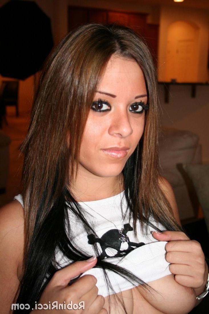 18P Pictures of teen amateur Robin Ricci teasing with her hot body