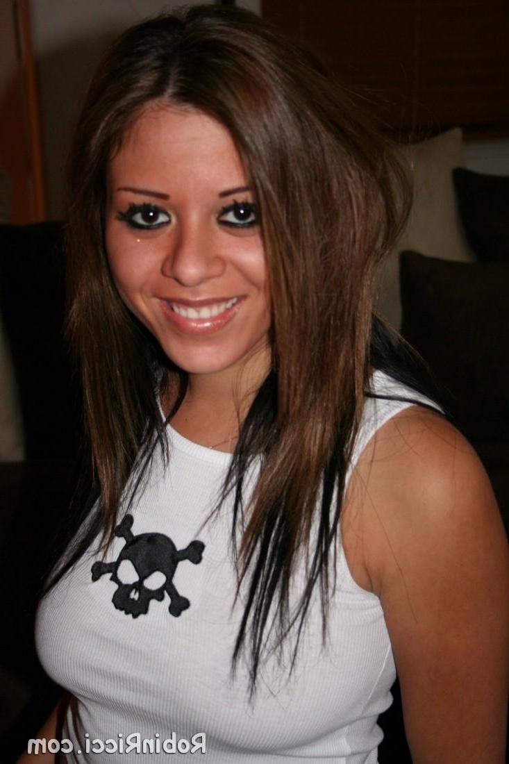 18P Pictures of teen amateur Robin Ricci teasing with her hot body