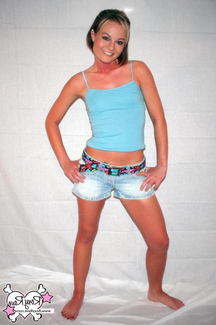20P Pictures of Roxy Rave teasing with her amazing body