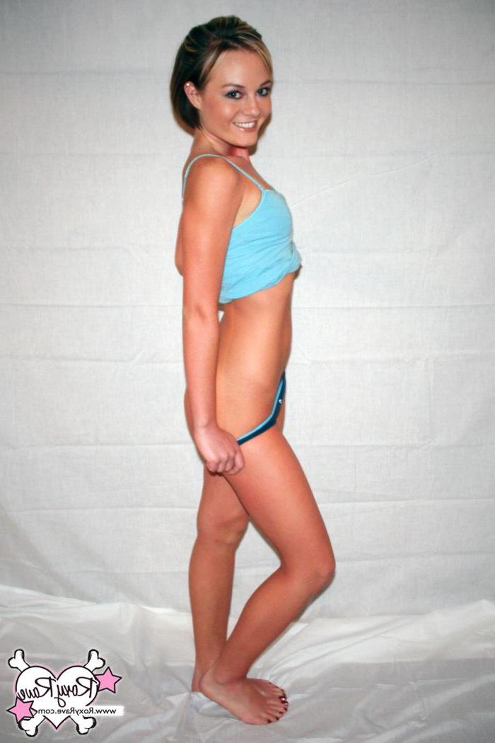 20P Pictures of Roxy Rave teasing with her amazing body
