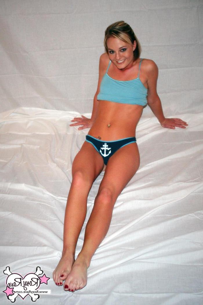 20P Pictures of Roxy Rave teasing with her amazing body