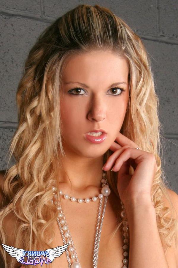 20P Pictures of a hot teen girl flaunting her perfect body