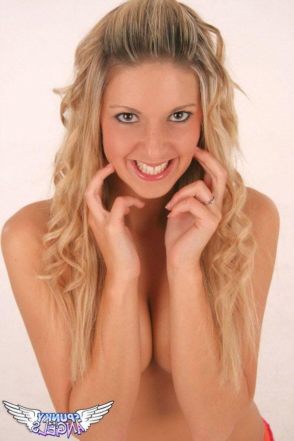 20P Pictures of hot blonde teen Ruby in heels