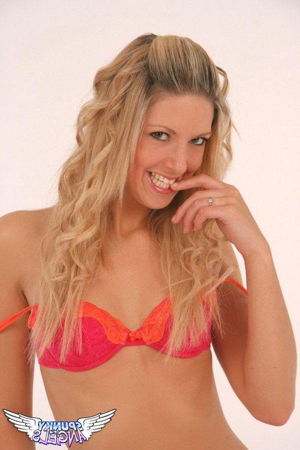 20P Pictures of hot blonde teen Ruby in heels