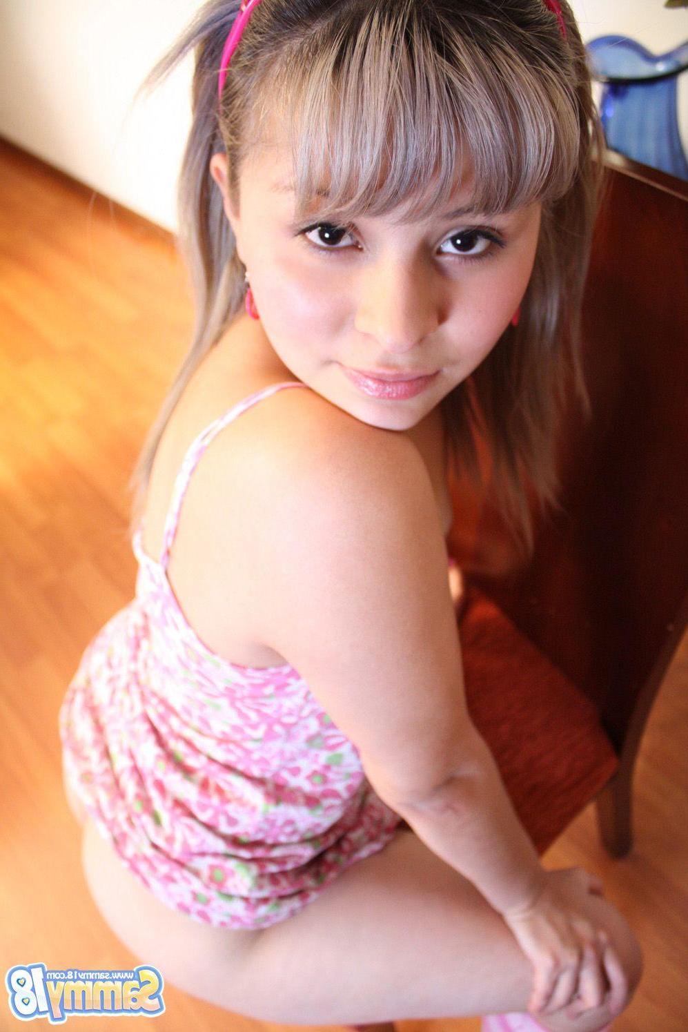 12P Pictures of teen babe Sammy 18 playing with her hot body