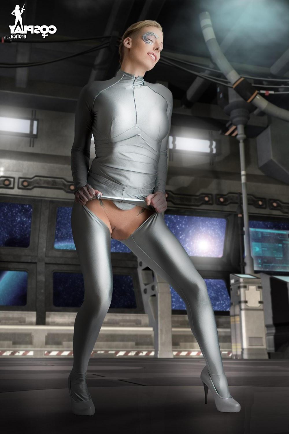 12P Hot cosplay girl Sandy Bell is your fantasy Seven of Nine for the night