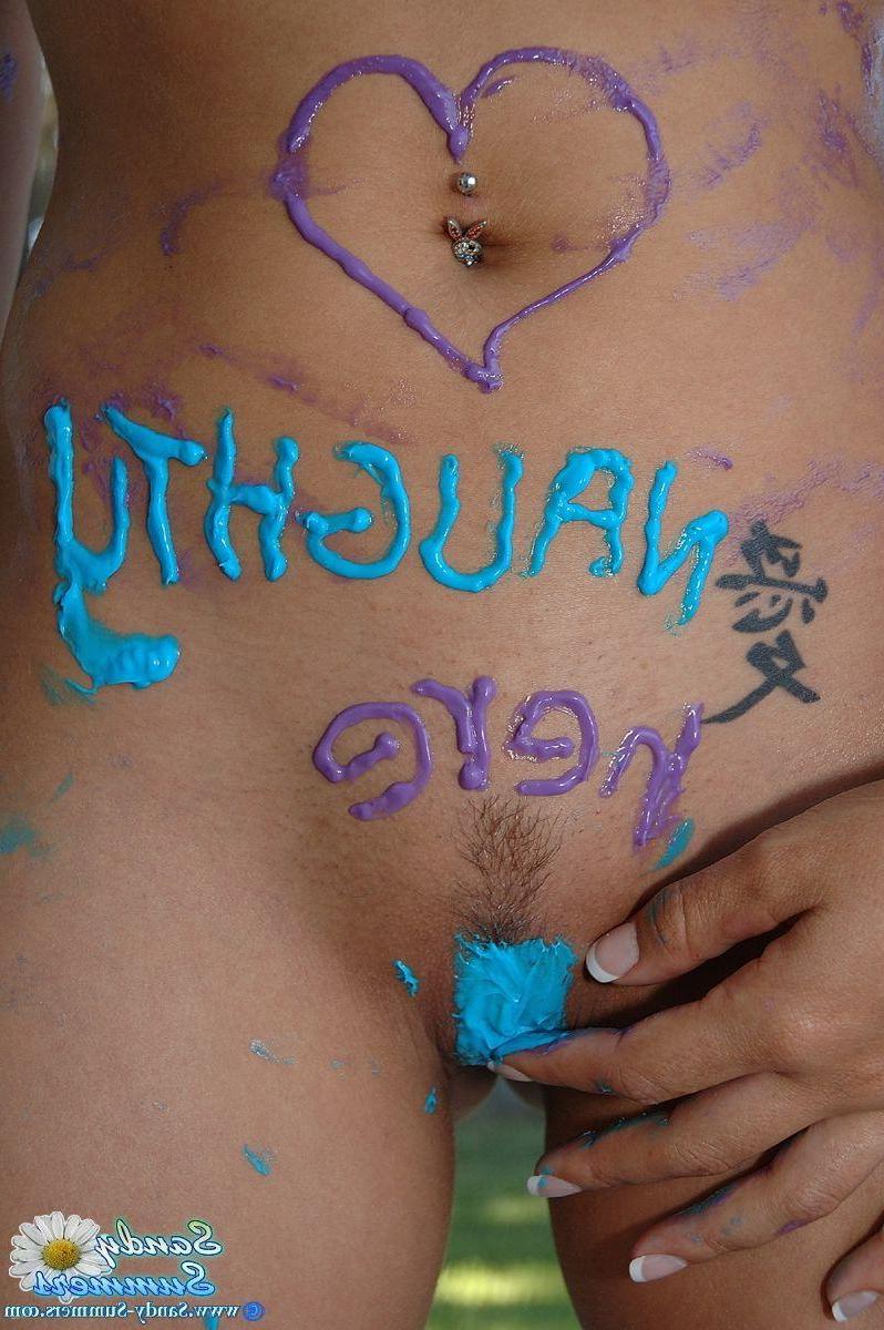 20P Pictures of Sandy Summers decorating her hot naked body