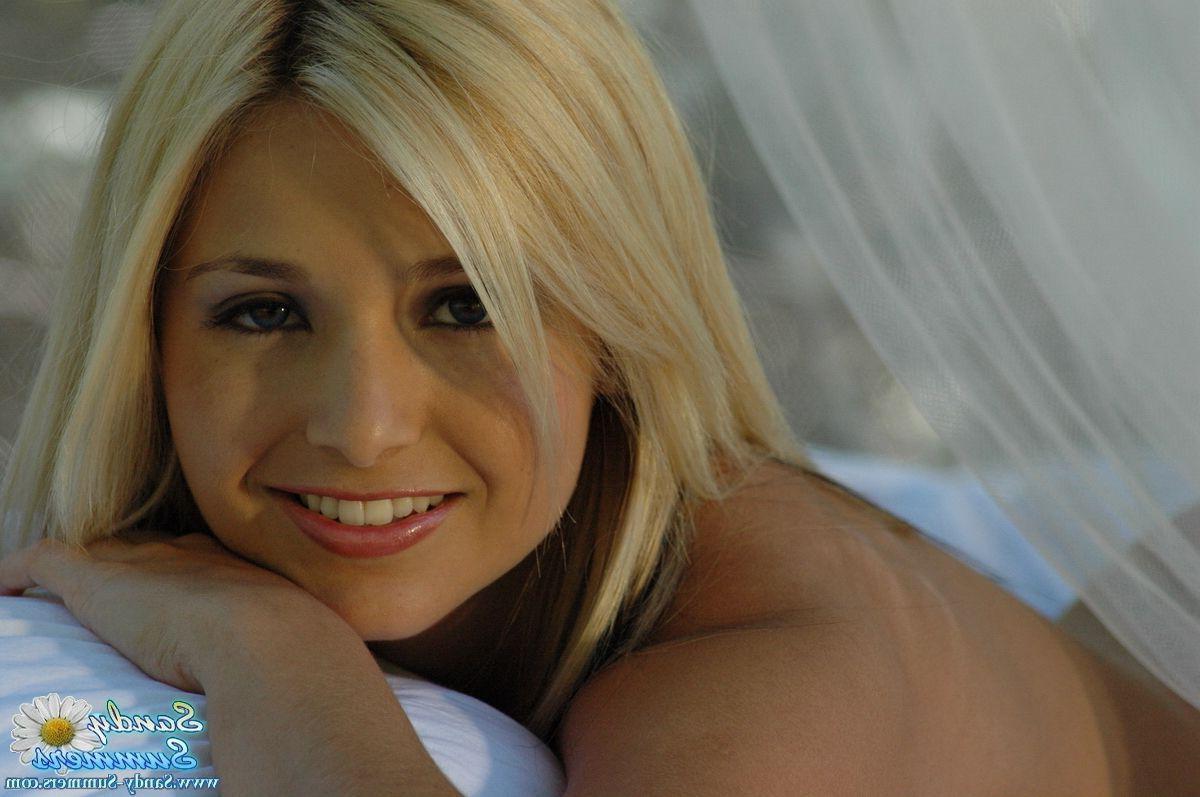 20P Pictures of Sandy Summers showing her hot body