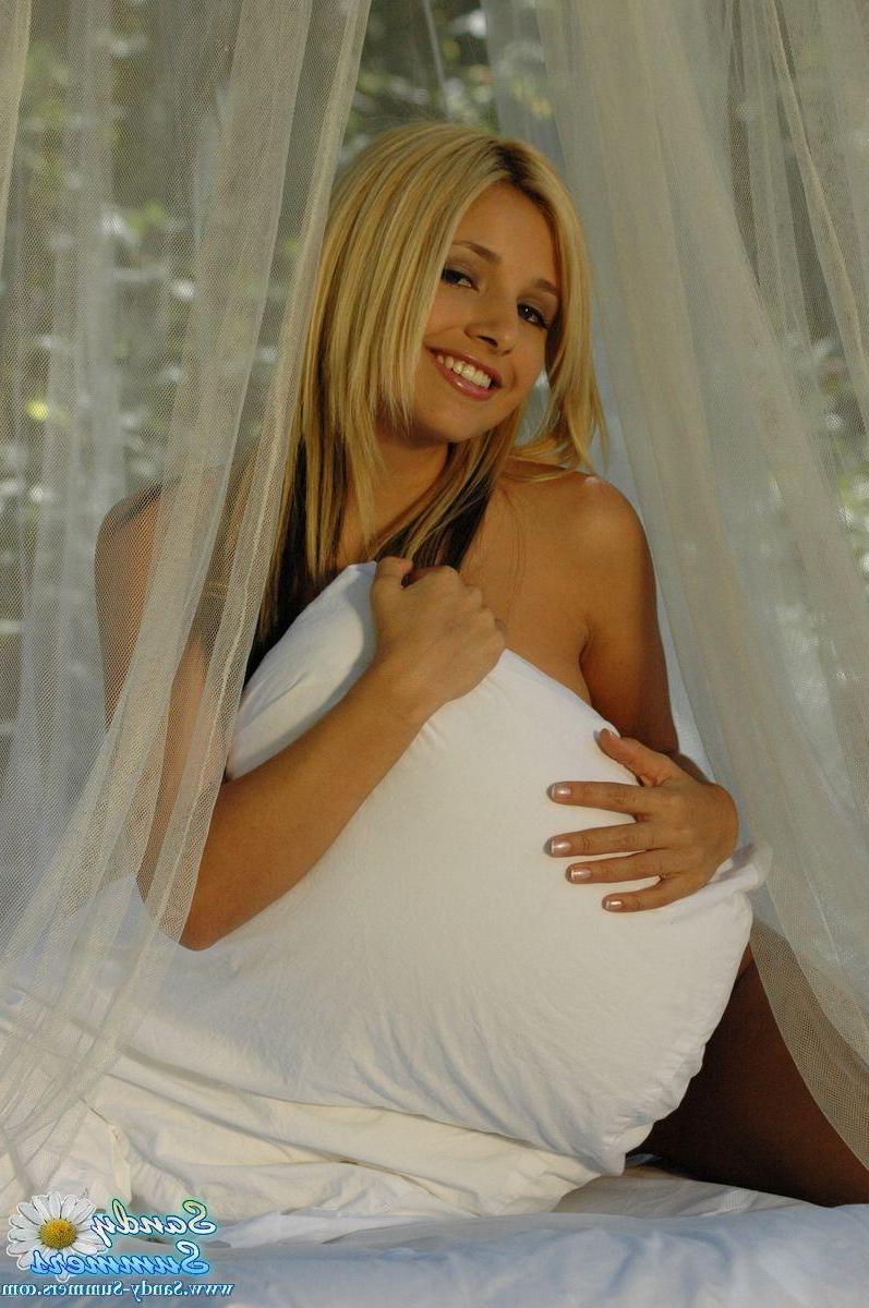 20P Pictures of Sandy Summers showing her hot body