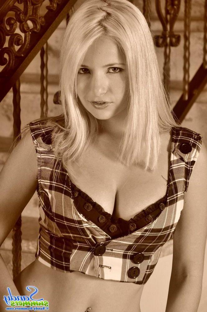 14P Pictures of Sandy Summers showing off her hot body